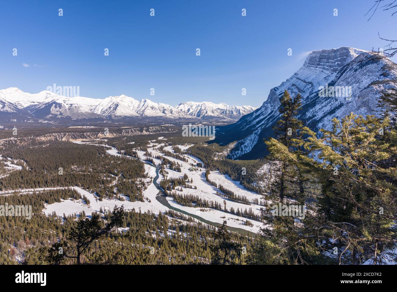 Les vallées de la rivière Bow et de la rivière Spray et les pics environnants en hiver. Parcours de golf Banff Springs. Parc national Banff, Rocheuses canadiennes, Alberta, Canada. Banque D'Images