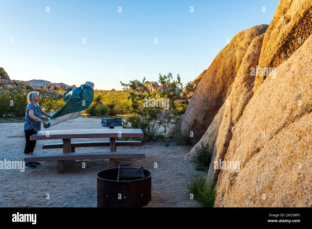 Touriste senior ; terrain de camping Indian Cove ; parc national Joshua Tree ; Californie du Sud ; États-Unis Banque D'Images