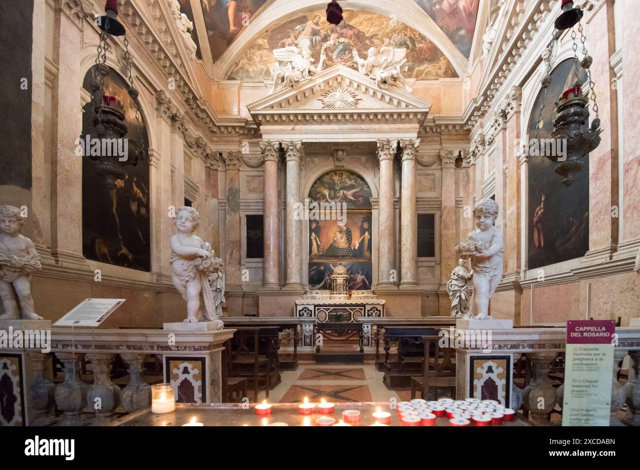 Cappella del Rosario (Chapelle du Rosaire) par Domenico Curtoni du XVI siècle construit pour célébrer la victoire à la bataille de Lepante en 1571 dans l'allée gauche Banque D'Images