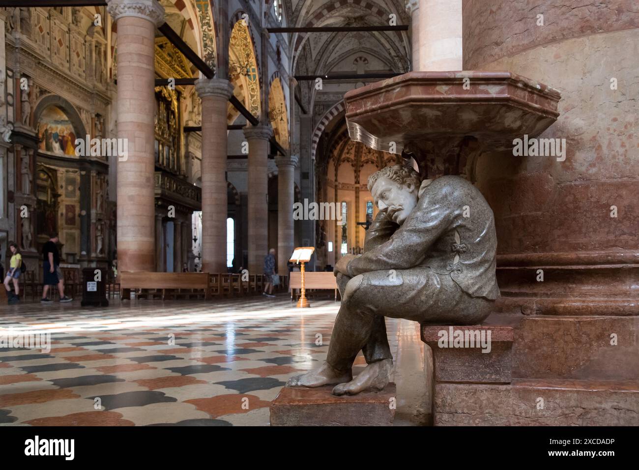 Fonte d'eau bénite par Paolo Orefice du XVI siècle dans la basilique gothique di Santa Anastasia (Basilique de Sainte Anastasia) bulit XIII à XV siècle dans hist Banque D'Images