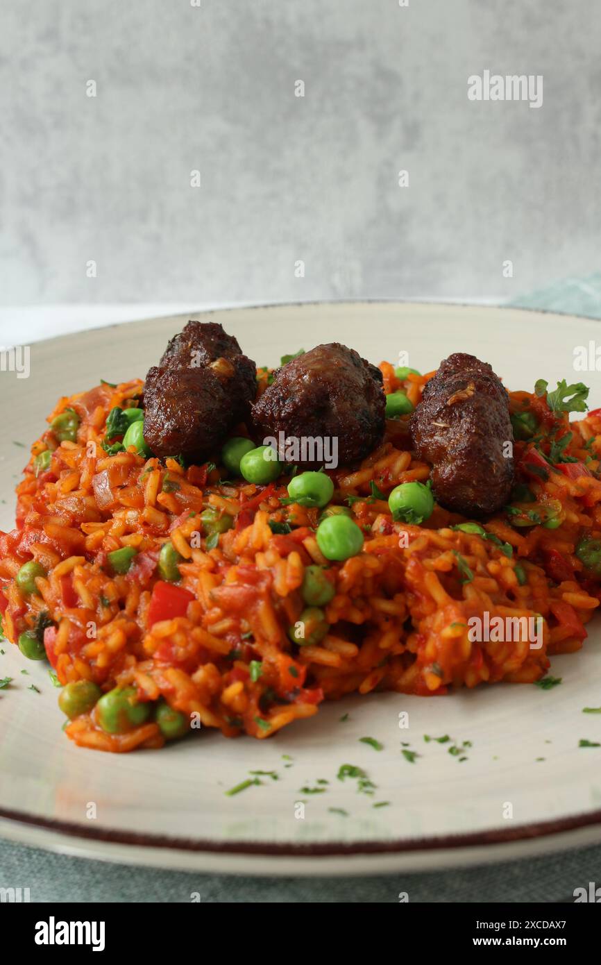 Riz Djuvec avec boulettes de viande - cevapcici - plat traditionnel des Balkans Banque D'Images