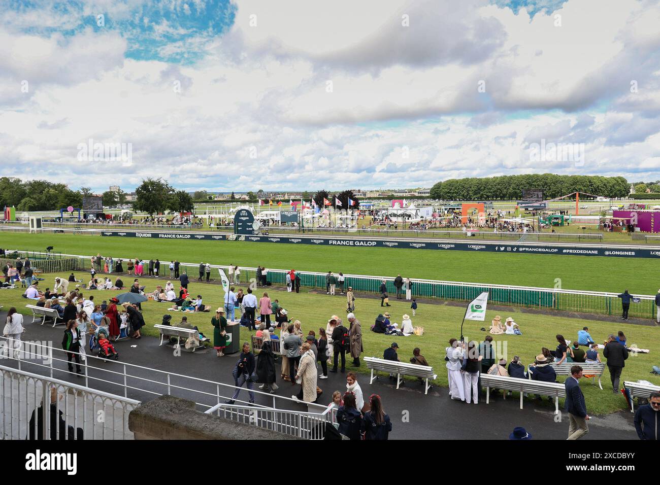 Paris, France. 16 juin 2024. Ambiance lors du Prix de Diane Longines 2024 à l’Hippodrome de Chantilly le 16 juin 2024 à Paris, France. Photo de Nasser Berzane/ABACAPRESS. COM Credit : Abaca Press/Alamy Live News Banque D'Images