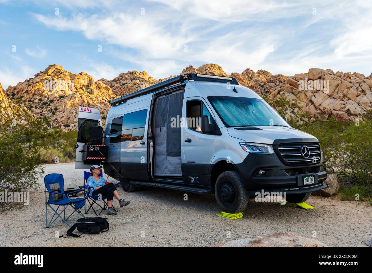 Camping-car Airstream Interstate 24X ; terrain de camping Indian Cove ; parc national Joshua Tree ; Californie du Sud ; États-Unis Banque D'Images