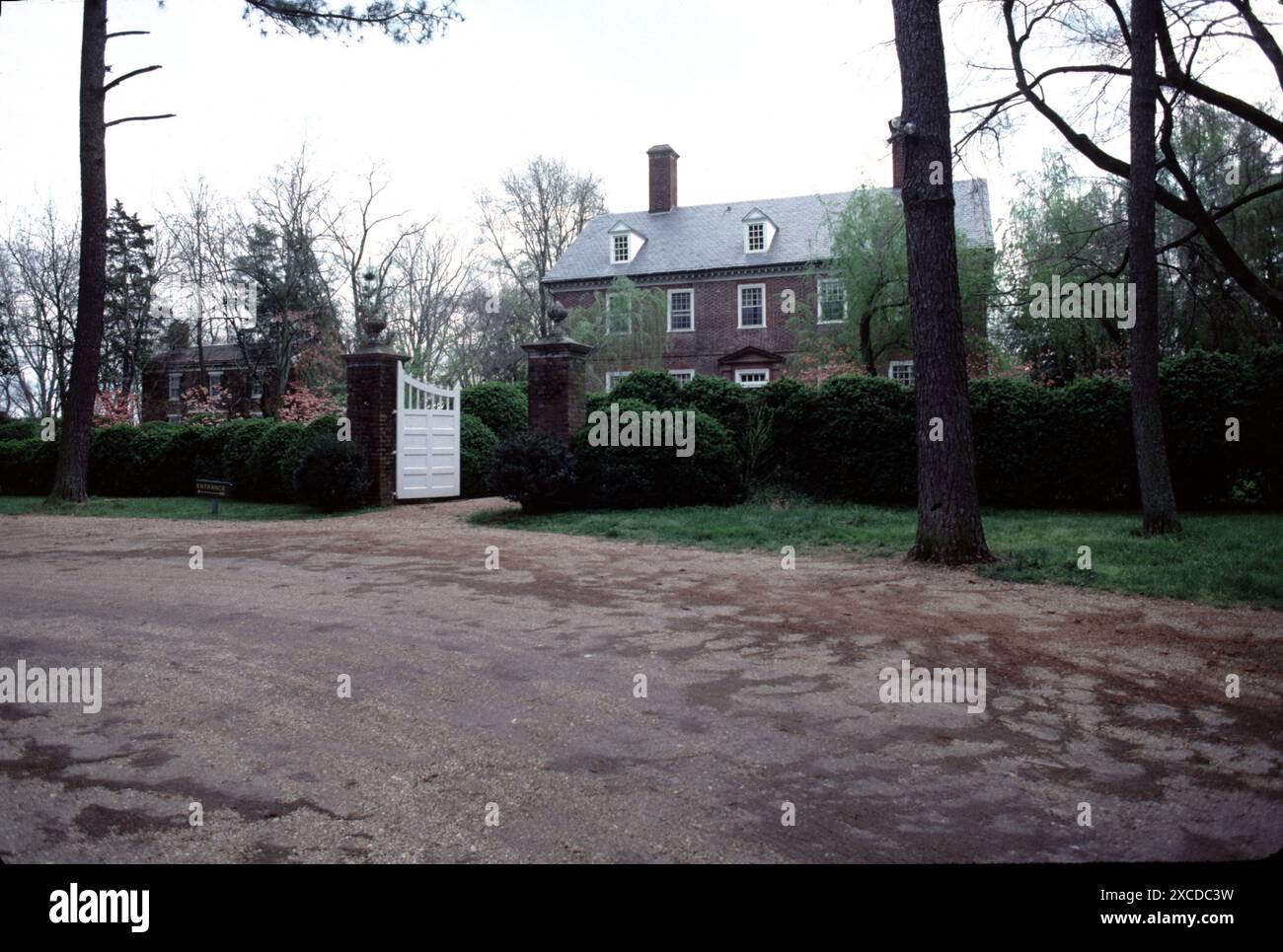 Charles City, Virginie. ÉTATS-UNIS. 9/1993. Berkeley Plantation. Construit vers 1726. En 1726, Benjamin Harrison IV construisit un manoir en briques de style géorgien sur une colline surplombant la James River. Berkeley Plantation, l'une des premières plantations en Amérique, comprend environ 1 000 acres (400 ha) sur les rives de la rivière James sur la State route 5 dans le comté de Charles City, en Virginie. Banque D'Images