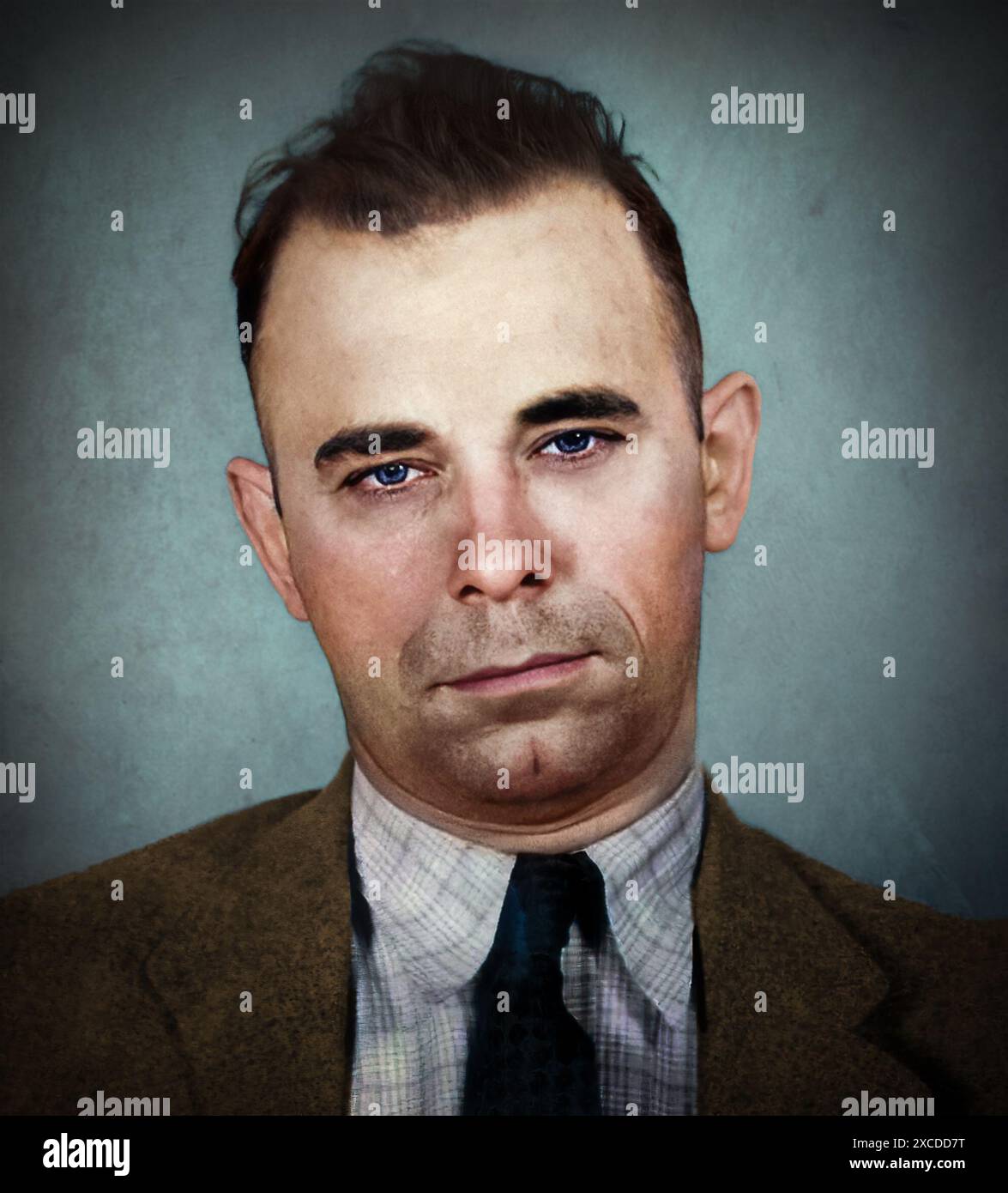John Herbert Dillinger (1903-1934) était un cambrioleur de banque et criminel tristement célèbre pendant la Grande dépression. Il a été emprisonné pour vol qualifié en 1924 et a appris les ruses des vols de banque pendant son incarcération. Il a gagné en notoriété pour ses vols audacieux et ses évasions de prison, y compris la sculpture d'une fausse arme pour s'évader de prison en 1934. Il a été surnommé « ennemi public N°1 » par le FBI. Photographie vintage d'un homme portant un costume et une cravate, capturée avec une expression sérieuse. L'image transmet des thèmes historiques et classiques, idéaux pour les concepts de mise en place d'époque. Une vieille photographie historique démontrant un style intemporel. Banque D'Images John Herbert Dillinger (1903-1934) était un cambrioleur de banque et criminel tristement célèbre pendant la Grande dépression. Il a été emprisonné pour vol qualifié en 1924 et a appris les ruses des vols de banque pendant son incarcération. Il a gagné en notoriété pour ses vols audacieux et ses évasions de prison, y compris la sculpture d'une fausse arme pour s'évader de prison en 1934. Il a été surnommé « ennemi public N°1 » par le FBI. Photographie vintage d'un homme portant un costume et une cravate, capturée avec une expression sérieuse. L'image transmet des thèmes historiques et classiques, idéaux pour les concepts de mise en place d'époque. Une vieille photographie historique démontrant un style intemporel. Banque D'Images