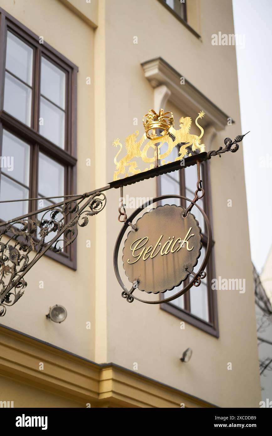 Panneau de guilde des boulangers avec l'inscription allemande Gebäck dans le centre-ville de Berlin. Traduction : pâtisserie Banque D'Images