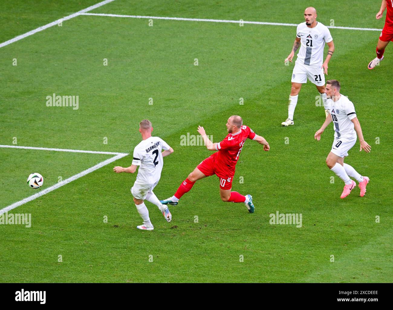 Christian Eriksen Denmark erzielt das erste Tor fuer sein Team, UEFA EURO 2024 - Groupe C, Slovénie vs Danemark, Arena Stuttgart AM 16. Juin 2024 à Stuttgart, Deutschland. Foto von Silas Schueller/DeFodi images Christian Eriksen Denmark marque le premier but de son équipe, UEFA EURO 2024 - Groupe C, Slovénie vs Danemark, Arena Stuttgart le 16 juin 2024 à Stuttgart, Allemagne. Photo de Silas Schueller/DeFodi images Defodi-738 738 SVNDEN 20240616 171 *** Christian Eriksen Danemark marque le premier but de son équipe, UEFA EURO 2024 Groupe C, Slovénie vs Danemark, Arena Stuttgart le 16 juin 2024 au Stut Banque D'Images