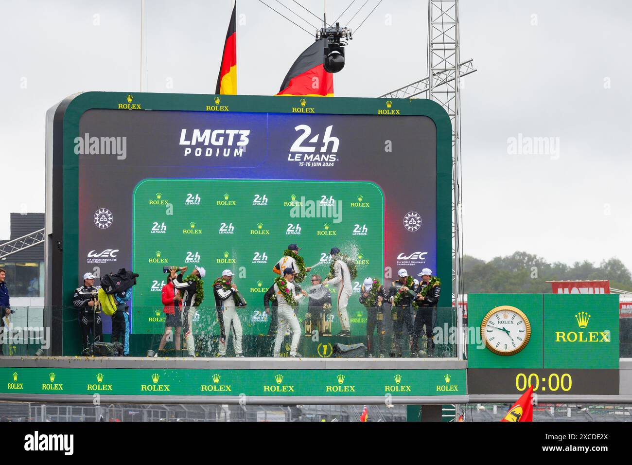 91 LIETZ Richard (aut), Schuring Morris (nld), SHAHIN Yasser (aus), Manthey EMA, Porsche 911 GT3 R #91, LM GT3, FIA WEC, action, 31 FARFUS Augusto (BRA), GELAEL Sean (ind), LEUNG Darren (gbr), Team WRT, BMW M4 GT3 #31, LM GT3, FIA WEC, action, 88 OLSEN Dennis (dnk), PEDERKEL (dnk) RODA Giorgio (ita), Proton Competition, Ford Mustang GT3 #88, LM GT3, FIA WEC, podium, portrait sur le podium des 24 heures du Mans 2024, 4ème manche du Championnat du monde FIA d’Endurance 2024, sur le circuit des 24 heures du Mans, du 15 au 16 juin, 2024 au Mans, France - photo Javier Jimenez / Banque D'Images