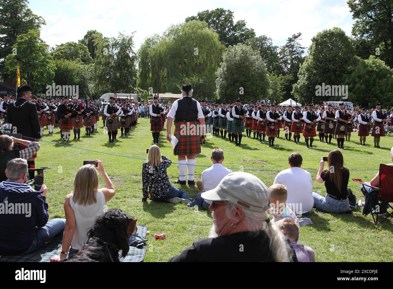 Colchester, Royaume-Uni. 16 juin 2024. Tuyaux et tambours de tout le sud de l'Angleterre se réunissent dans le Lower Castle Park, Colchester. Des médailles de airs écossais sont jouées avec des spectacles de danse des Highlands. Organisé pour la première fois en 1994, l'événement propose un concours local pour les orchestres de pipe. Les bandes massées dans l'arène pour la finale. Crédit : Eastern Views/Alamy Live News Banque D'Images