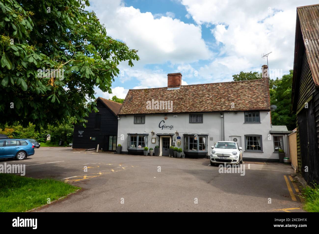 Le pub George Inn et le parking du restaurant et bar Babraham South Cambridgeshire datant du XVIIIe siècle datent de 1764 Banque D'Images