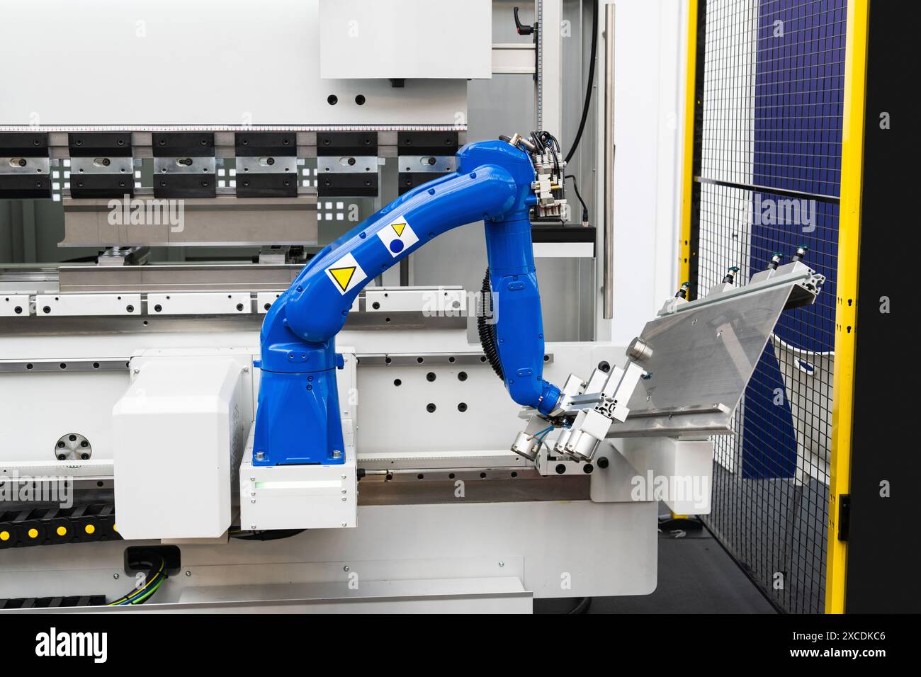 Bras robotique. Robot automatique dans une usine intelligente. Banque D'Images