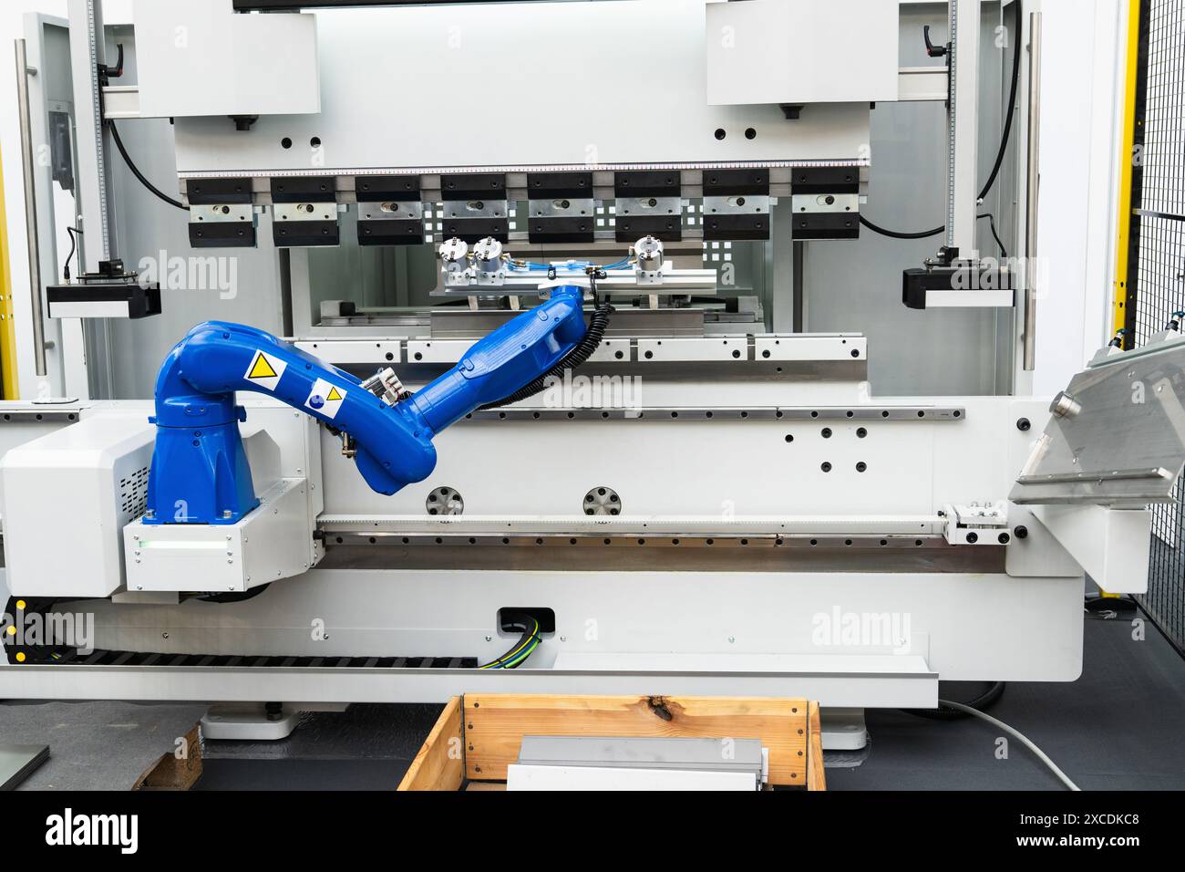 Bras robotique. Robot automatique dans une usine intelligente. Banque D'Images