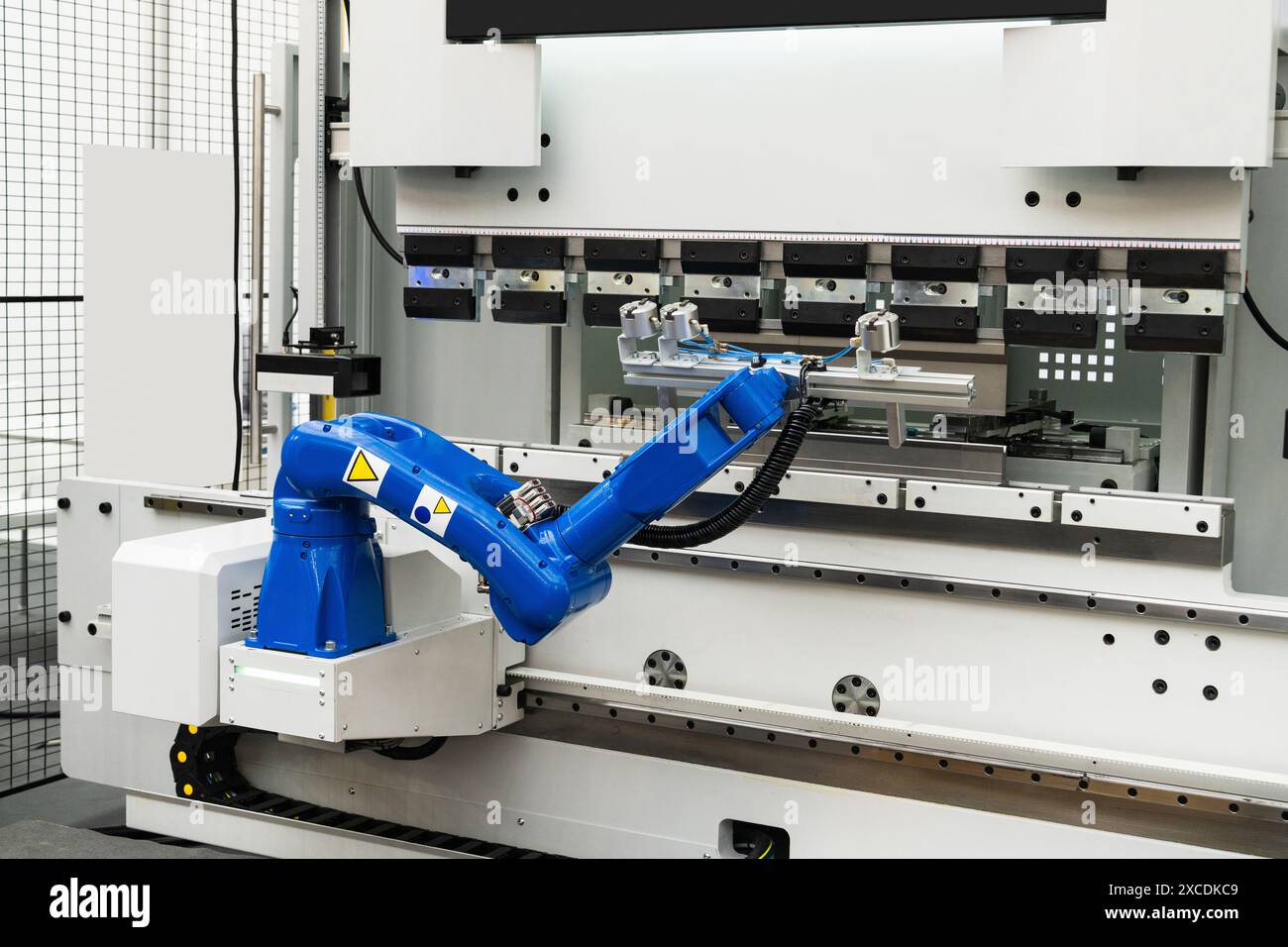 Bras robotique. Robot automatique dans une usine intelligente. Banque D'Images