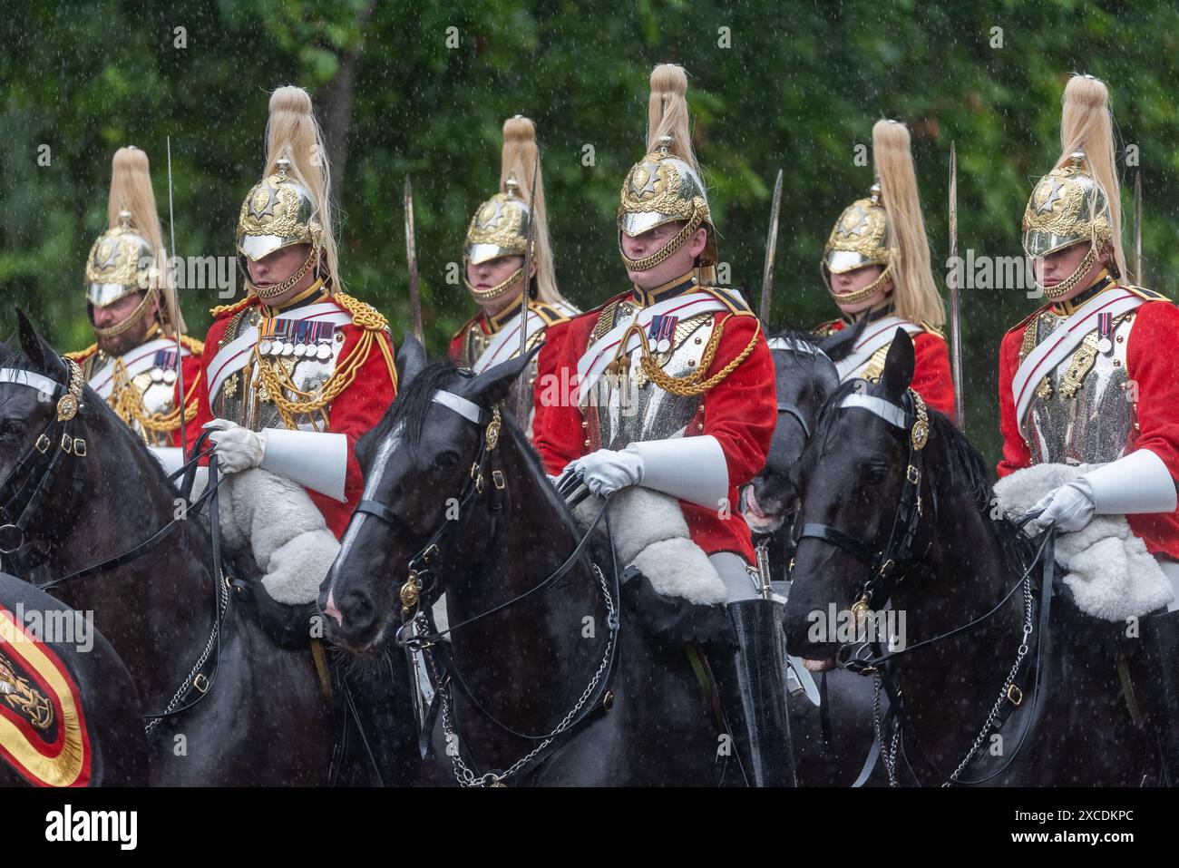 Life Guards of the Household Cavalry au Trooping the Colour 2024 au Mall, Londres, Royaume-Uni. Soldats chevauchant sous la pluie en uniforme cérémoniel complet Banque D'Images