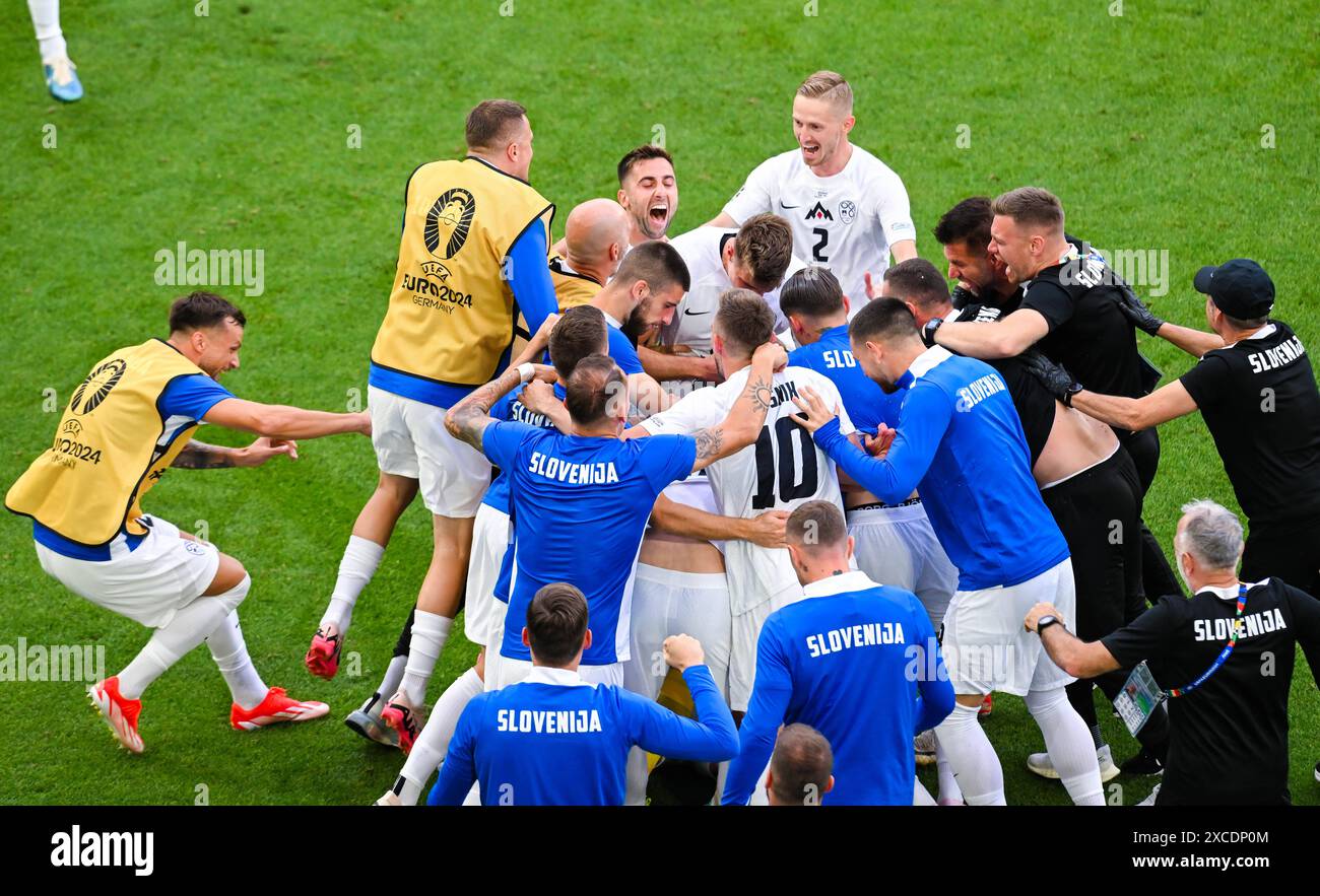 Torjubel von Slowenien, UEFA EURO 2024 - Groupe C, Slovénie vs Danemark, Arena Stuttgart AM 16. Juin 2024 à Stuttgart, Deutschland. Foto von Silas Schueller/DeFodi images Goal Celebration of Slovenia, UEFA EURO 2024 - Group C, Slovénie vs Denmark, Arena Stuttgart le 16 juin 2024 à Stuttgart, Allemagne. Photo de Silas Schueller/DeFodi images Defodi-738 738 SVNDEN 20240616 257 *** célébration des buts de Slovénie, UEFA EURO 2024 Groupe C, Slovénie vs Danemark, Arena Stuttgart le 16 juin 2024 à Stuttgart, Allemagne photo de Silas Schueller DeFodi images célébration des buts de Slovénie, UEFA EURO 2024 Groupe Banque D'Images