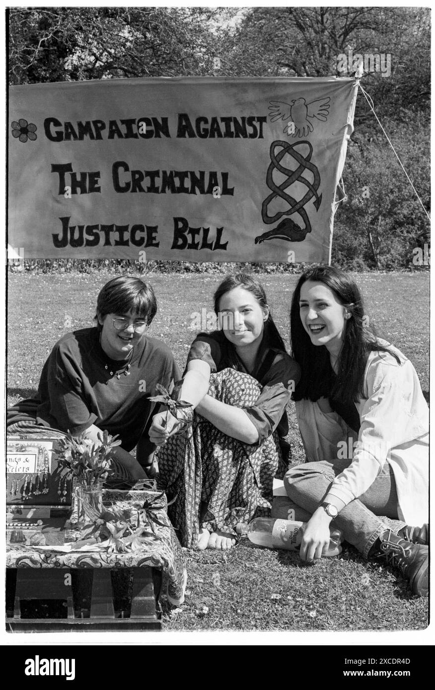 ALICE ROBERTS, DÉMONSTRATION DU PROJET DE LOI SUR LA JUSTICE PÉNALE, 1994 : Alice Roberts (au centre) – aujourd'hui professeure Alice Roberts – est assise sur l'herbe dans un étalage de bijoux avec des amis lors de la manifestation du projet de loi sur la campagne contre la justice pénale à City Lawns à Cardiff, au pays de Galles, au Royaume-Uni, le 30 avril 1994. Alice Roberts était étudiante en médecine à l'Université de Cardiff à l'époque et avait une bande dessinée populaire en tant qu'artiste pour le journal étudiant de Cardiff Gair Rhydd. Photo : Rob Watkins Banque D'Images