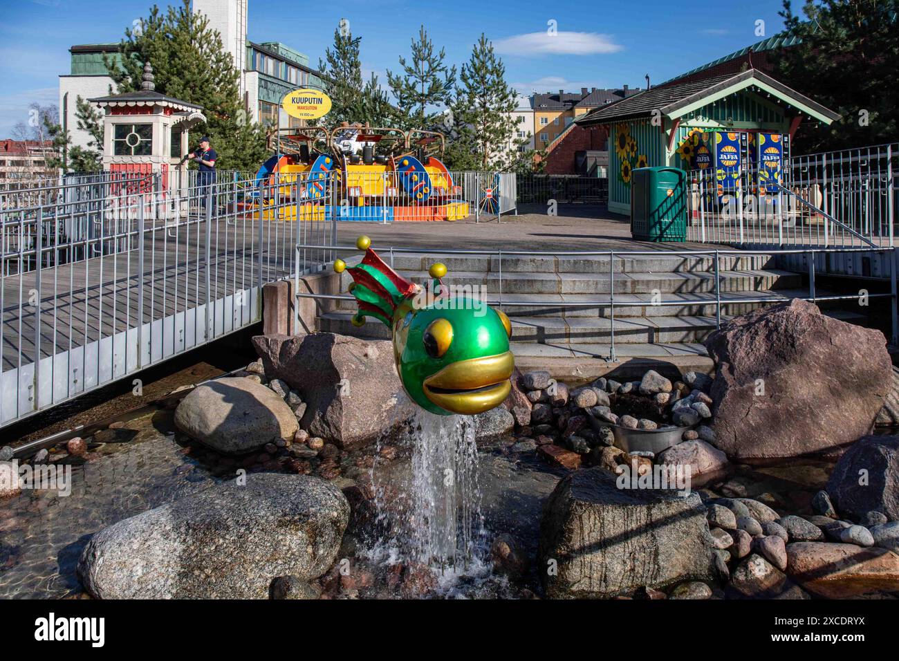 Fontaine sur le thème du poisson dans la section pour petits enfants du parc d'attractions Linnanmäki à Helsinki, Finlande Banque D'Images