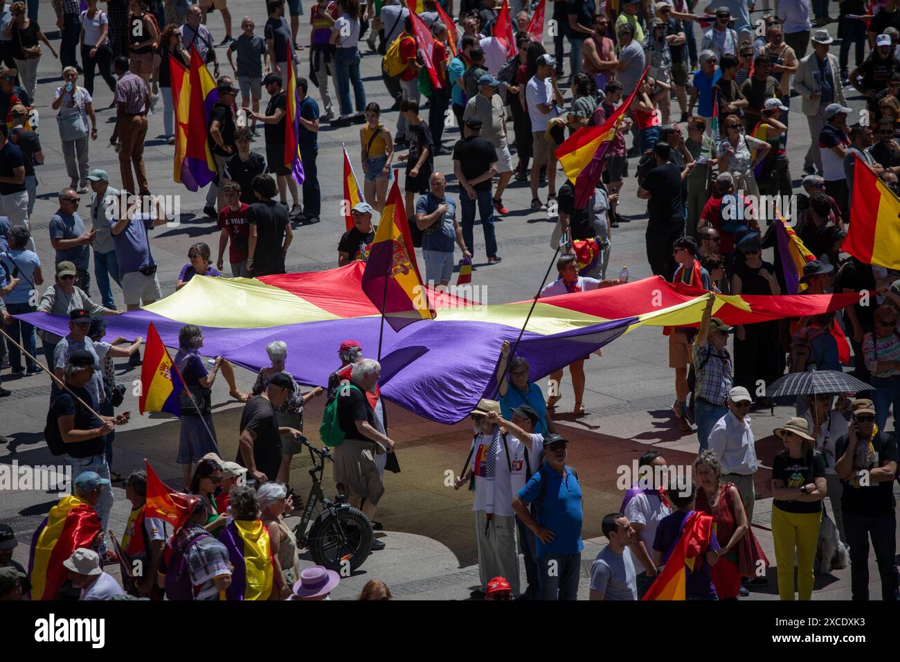 Madrid, Espagne. 16 juin 2024. Un groupe de manifestants arborent des drapeaux républicains pendant la manifestation. A l’occasion du 10ème anniversaire du couronnement de Felipe VI comme roi d’Espagne, des milliers de républicains et anti-monarchiques ont manifesté dans le centre de Madrid. Divers groupes ont appelé à une marche républicaine sous le slogan "non monarchie, oui démocratie". Crédit : SOPA images Limited/Alamy Live News Banque D'Images