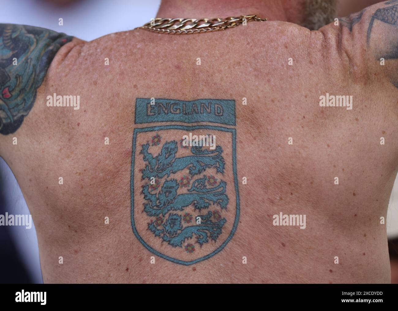 Gelsenkirchen, Allemagne. 16 juin 2024. Un tatouage d'Angleterre sur le dos d'un fan lors du match des Championnats d'Europe de l'UEFA à l'Arena Aufschalke, Gelsenkirchen. Le crédit photo devrait se lire comme suit : David Klein/Sportimage crédit : Sportimage Ltd/Alamy Live News Banque D'Images