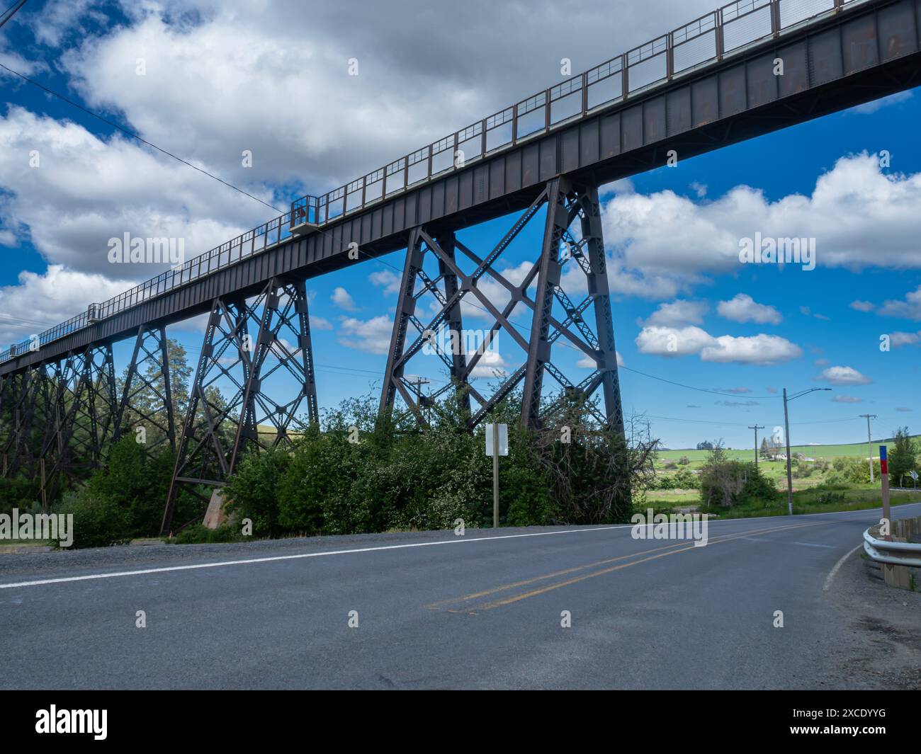 WA25436-00...WASHINGTON - Highway 27 sous le Tekoa Trestle de 975 pieds. Banque D'Images