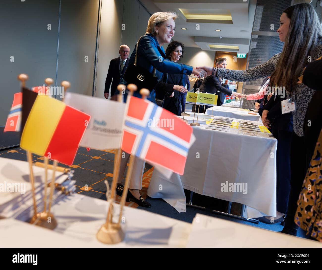 Oslo, Norvège. 16 juin 2024. La princesse Astrid de Belgique accueille avec un membre du personnel de Hub Brussels lors de son arrivée à Oslo, pour une mission économique en Norvège, dimanche 16 juin 2024. La Princesse belge dirige une délégation belge pour discuter de la transition énergétique, de l’économie circulaire, des sciences de la vie et du design au cours des quatre prochains jours. BELGA PHOTO BENOIT DOPPAGNE crédit : Belga News Agency/Alamy Live News Banque D'Images Oslo, Norvège. 16 juin 2024. La princesse Astrid de Belgique accueille avec un membre du personnel de Hub Brussels lors de son arrivée à Oslo, pour une mission économique en Norvège, dimanche 16 juin 2024. La Princesse belge dirige une délégation belge pour discuter de la transition énergétique, de l’économie circulaire, des sciences de la vie et du design au cours des quatre prochains jours. BELGA PHOTO BENOIT DOPPAGNE crédit : Belga News Agency/Alamy Live News Banque D'Images