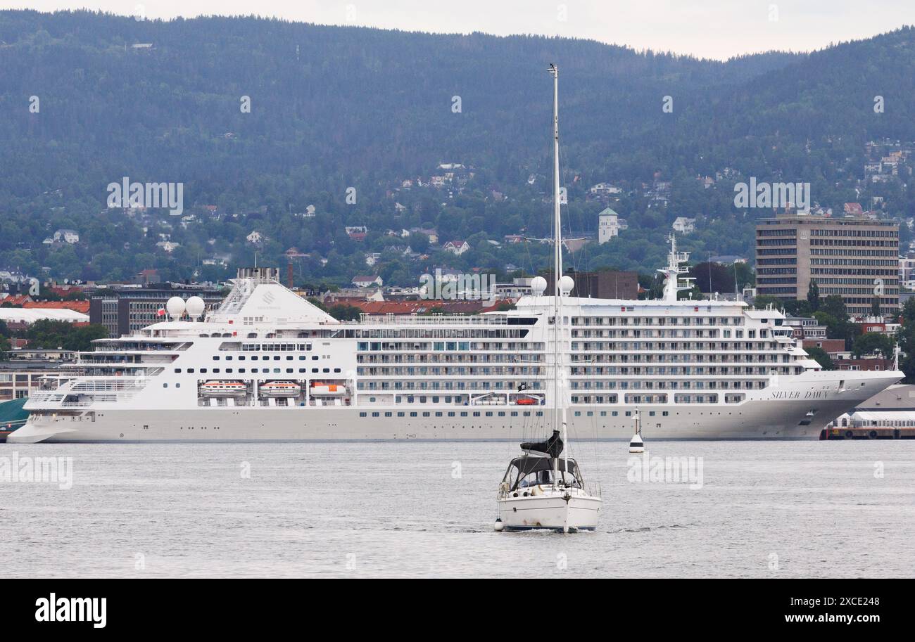 Oslo, Norvège. 15 juin 2024. Bateau de croisière Silver Dawn photographié dans le port d'Oslo, en Norvège, dimanche 16 juin 2024. BELGA PHOTO BENOIT DOPPAGNE crédit : Belga News Agency/Alamy Live News Banque D'Images Oslo, Norvège. 15 juin 2024. Bateau de croisière Silver Dawn photographié dans le port d'Oslo, en Norvège, dimanche 16 juin 2024. BELGA PHOTO BENOIT DOPPAGNE crédit : Belga News Agency/Alamy Live News Banque D'Images