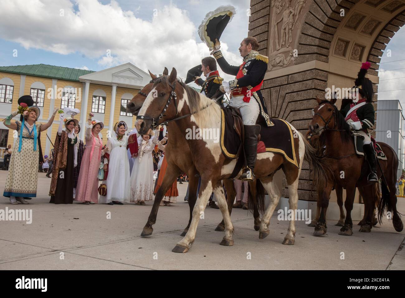 Moscou, Russie. 16 juin 2024. Les réacteurs participent à un défilé solennel d'infanterie et de cavalerie des armées de France et de Russie avec une marche à travers l'Arc de Triomphe de Saint Martin sur le site du festival 'Capture de Paris. L'année 1814' du festival 'Times and Epochs', à Moscou, Russie. Crédit : Nikolay Vinokurov/Alamy Live News Banque D'Images