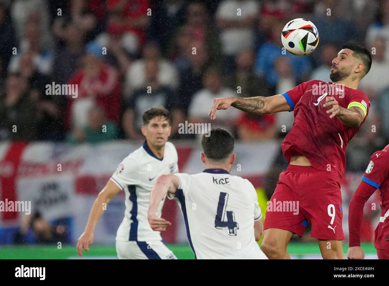 Serbia's Aleksandar Mitrovic, right, heads the ball during a Group C match between Serbia and England at the Euro 2024 soccer tournament in Gelsenkirchen, Germany, Sunday, June 16, 2024. (AP Photo/Martin Meissner) Banque D'Images