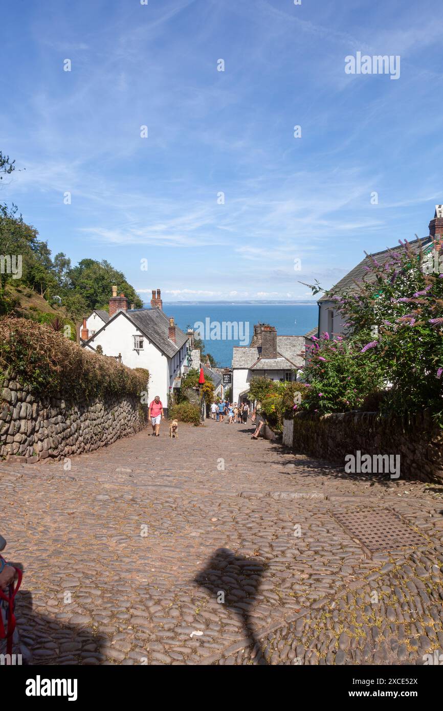 La rue principale, qui descend à la zone portuaire du joli village de pêcheurs de Clovelly, une attraction touristique privée sur le North Dev Banque D'Images