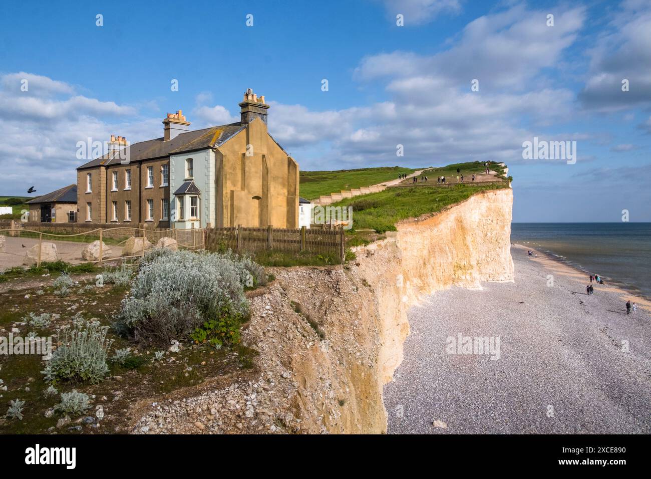 Birling Gap, East Sussex, une partie des Seven Sisters, South Downs, Royaume-Uni les chalets de la garde côtière au bord de la falaise en cours d'érosion. Banque D'Images