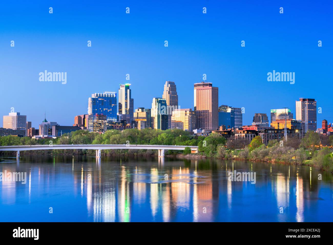 Minneapolis, Minnesota, États-Unis sur le fleuve Mississippi à l'heure bleue. Banque D'Images
