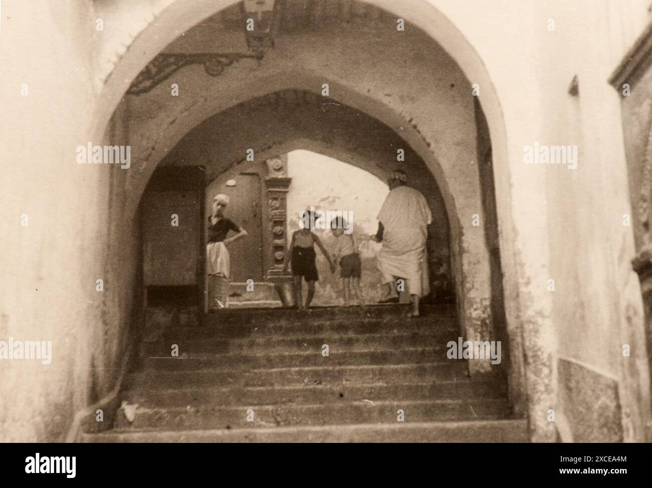 Photo tirée de l'album du voyage en Algérie de la famille juive milanaise au milieu des années trente. En particulier, la photo montre des moments de la vie des habitants de la Kasbah d’Alger. Banque D'Images