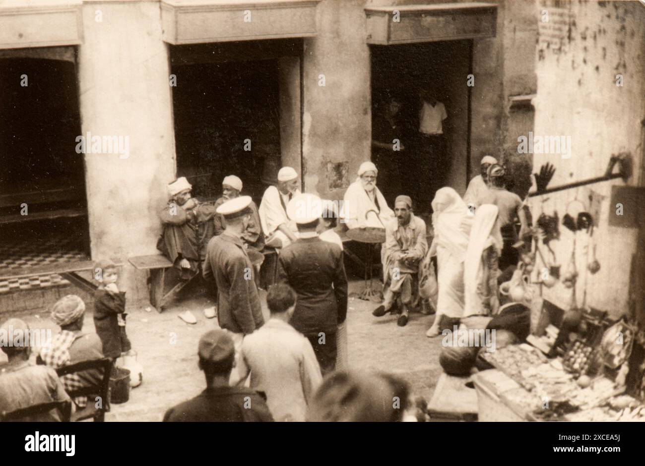 Photo tirée de l'album du voyage en Algérie de la famille juive milanaise au milieu des années trente. En particulier, la photo montre des moments de la vie des habitants de la Kasbah d’Alger. Banque D'Images