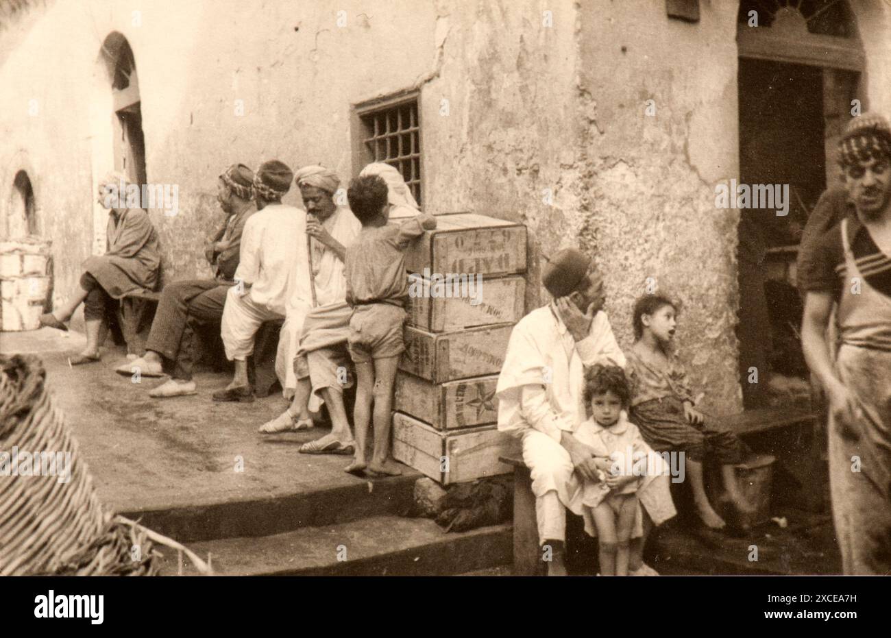 Photo tirée de l'album du voyage en Algérie de la famille juive milanaise au milieu des années trente. En particulier, la photo montre des moments de la vie des habitants de la Kasbah d’Alger. Banque D'Images