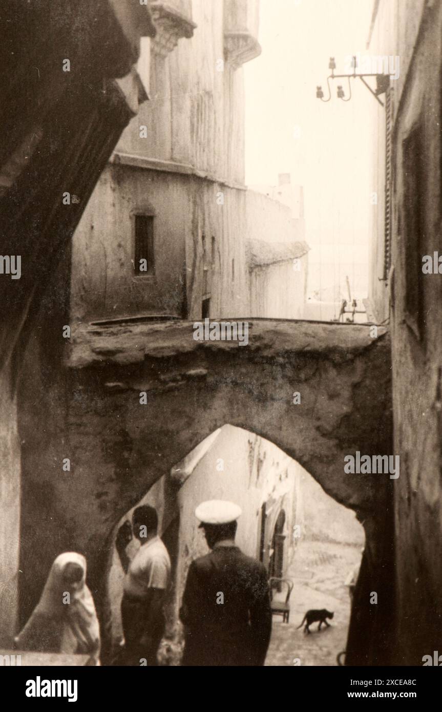 Photo tirée de l'album du voyage en Algérie de la famille juive milanaise au milieu des années trente. En particulier, la photo montre des moments de la vie des personnes vivant dans la Kasbah d'Algeri. Banque D'Images