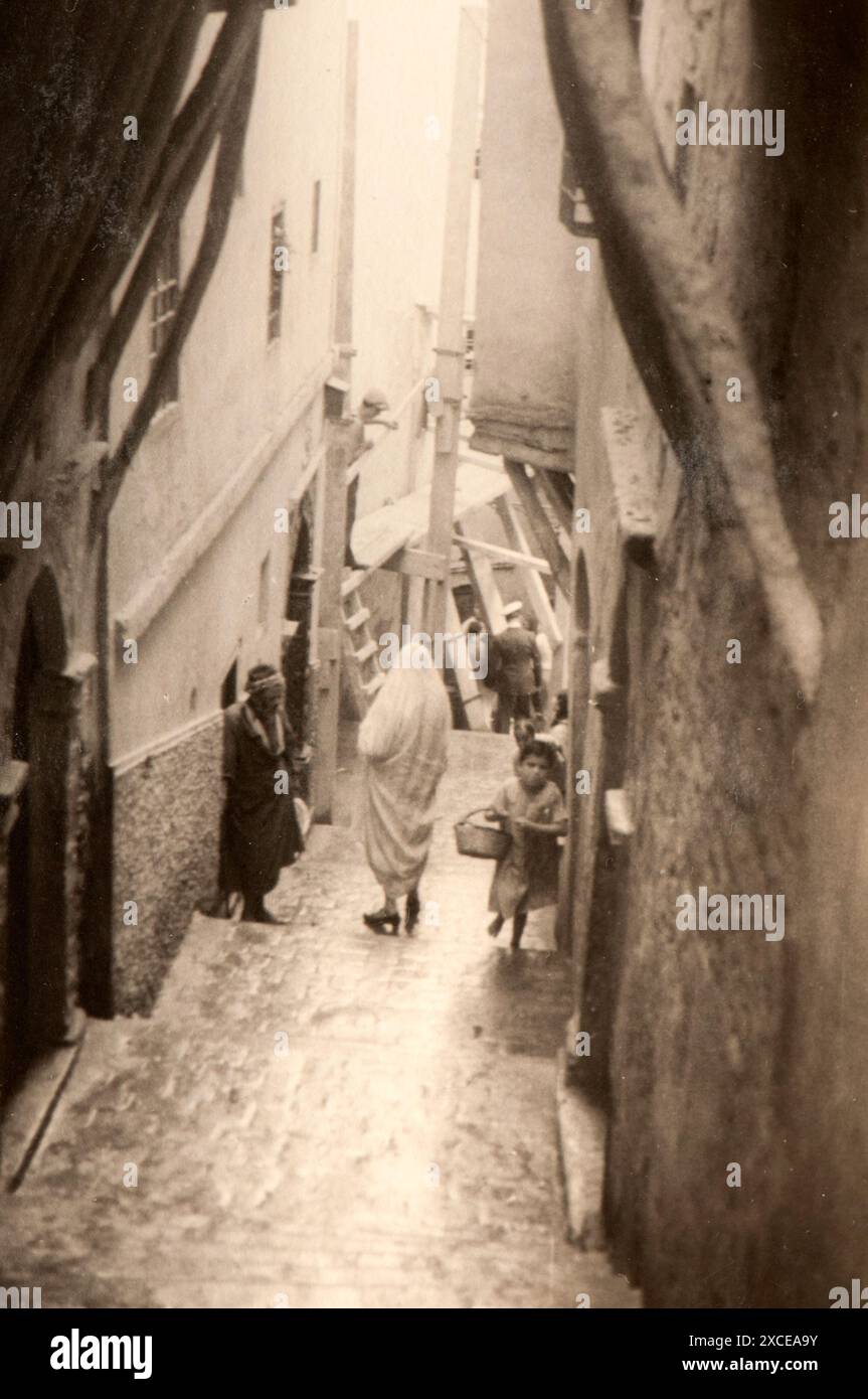 Photo tirée de l'album du voyage en Algérie de la famille juive milanaise au milieu des années trente. En particulier, la photo montre des moments de la vie des personnes vivant dans la Kasbah d'Algeri. Banque D'Images