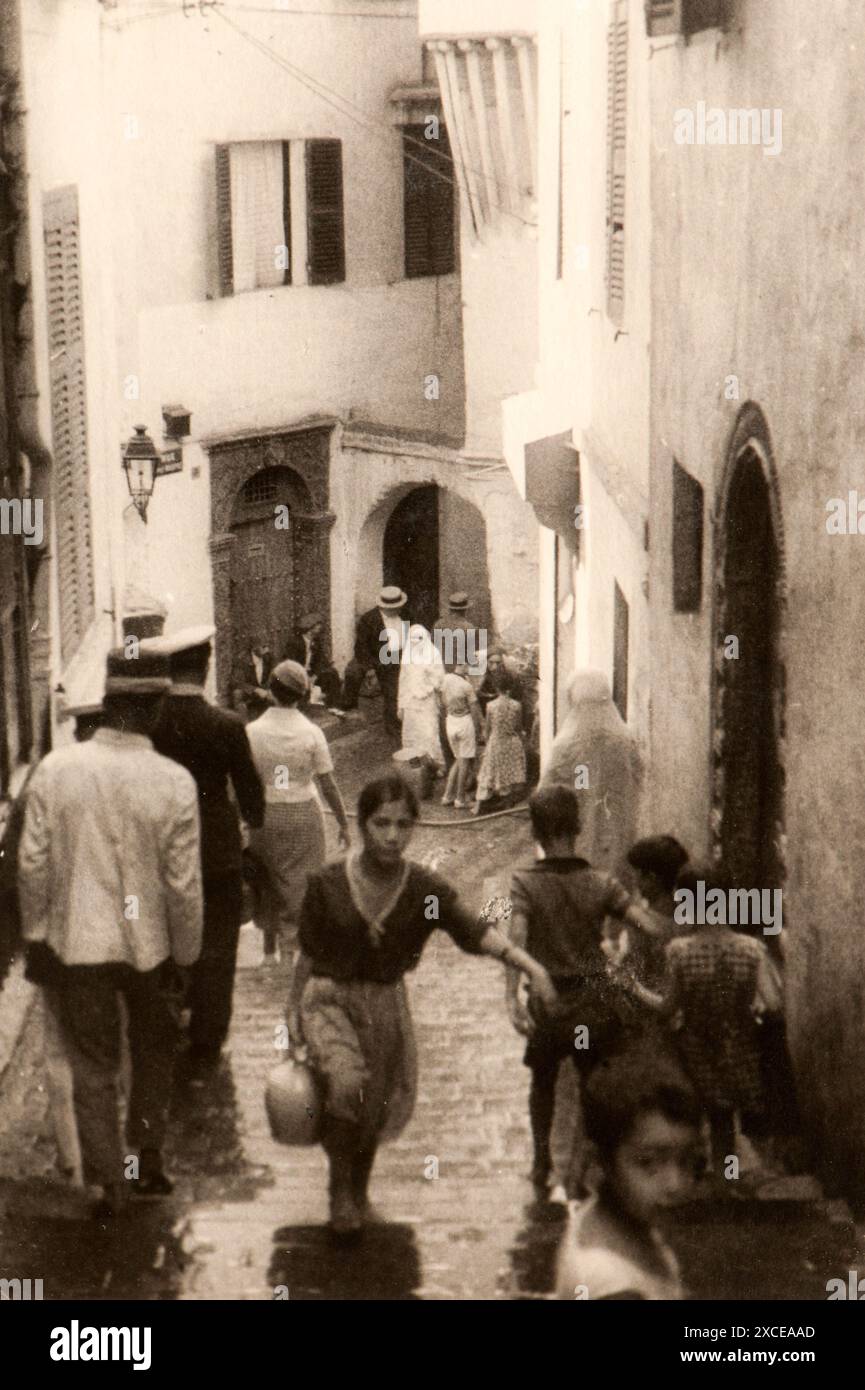 Photo tirée de l'album du voyage en Algérie de la famille juive milanaise au milieu des années trente. En particulier, la photo montre des moments de la vie des personnes vivant dans la Kasbah d'Algeri. Banque D'Images
