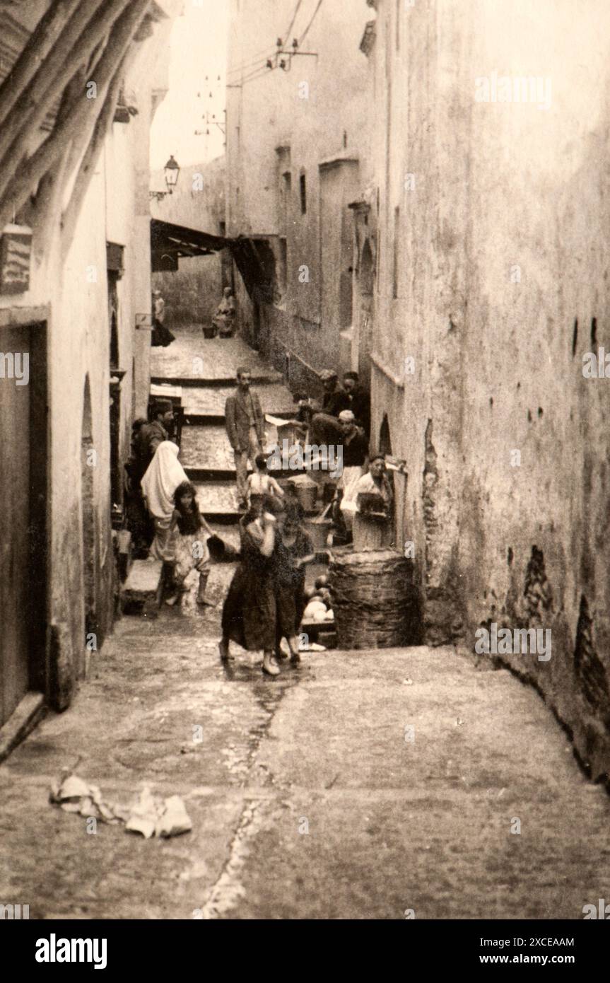 Photo tirée de l'album du voyage en Algérie de la famille juive milanaise au milieu des années trente. En particulier, la photo montre des moments de la vie des personnes vivant dans la Kasbah d'Algeri. Banque D'Images