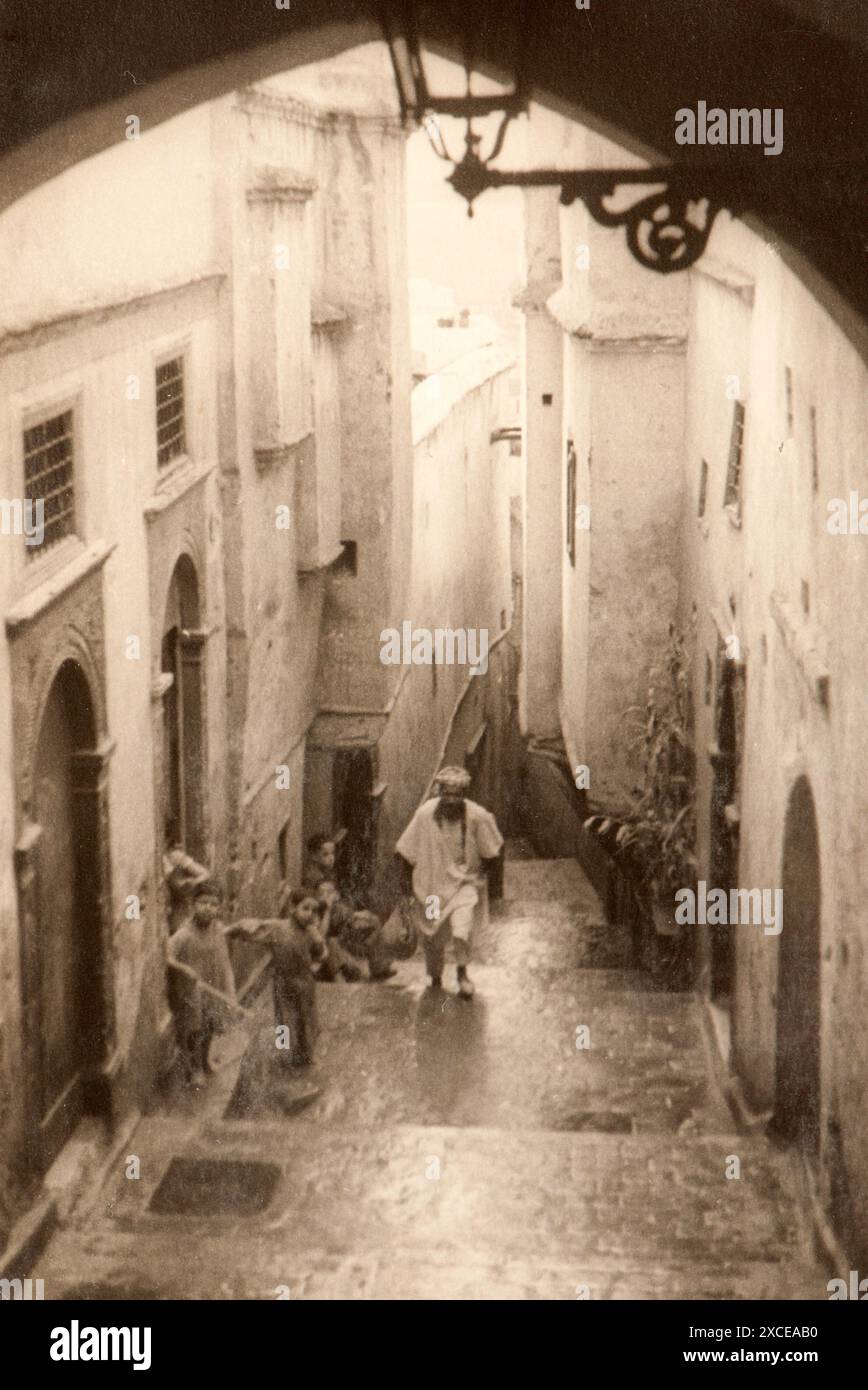 Photo tirée de l'album du voyage en Algérie de la famille juive milanaise au milieu des années trente. En particulier, la photo montre des moments de la vie des personnes vivant dans la Kasbah d'Algeri. Banque D'Images