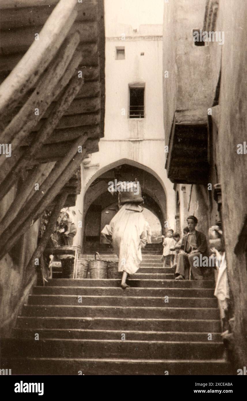 Photo tirée de l'album du voyage en Algérie de la famille juive milanaise au milieu des années trente. En particulier, la photo montre des moments de la vie des personnes vivant dans la Kasbah d'Algeri. Banque D'Images