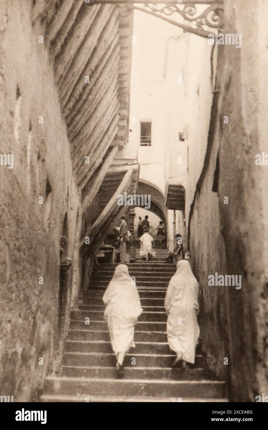 Photo tirée de l'album du voyage en Algérie de la famille juive milanaise au milieu des années trente. En particulier, la photo montre des moments de la vie des personnes vivant dans la Kasbah d'Algeri. Banque D'Images