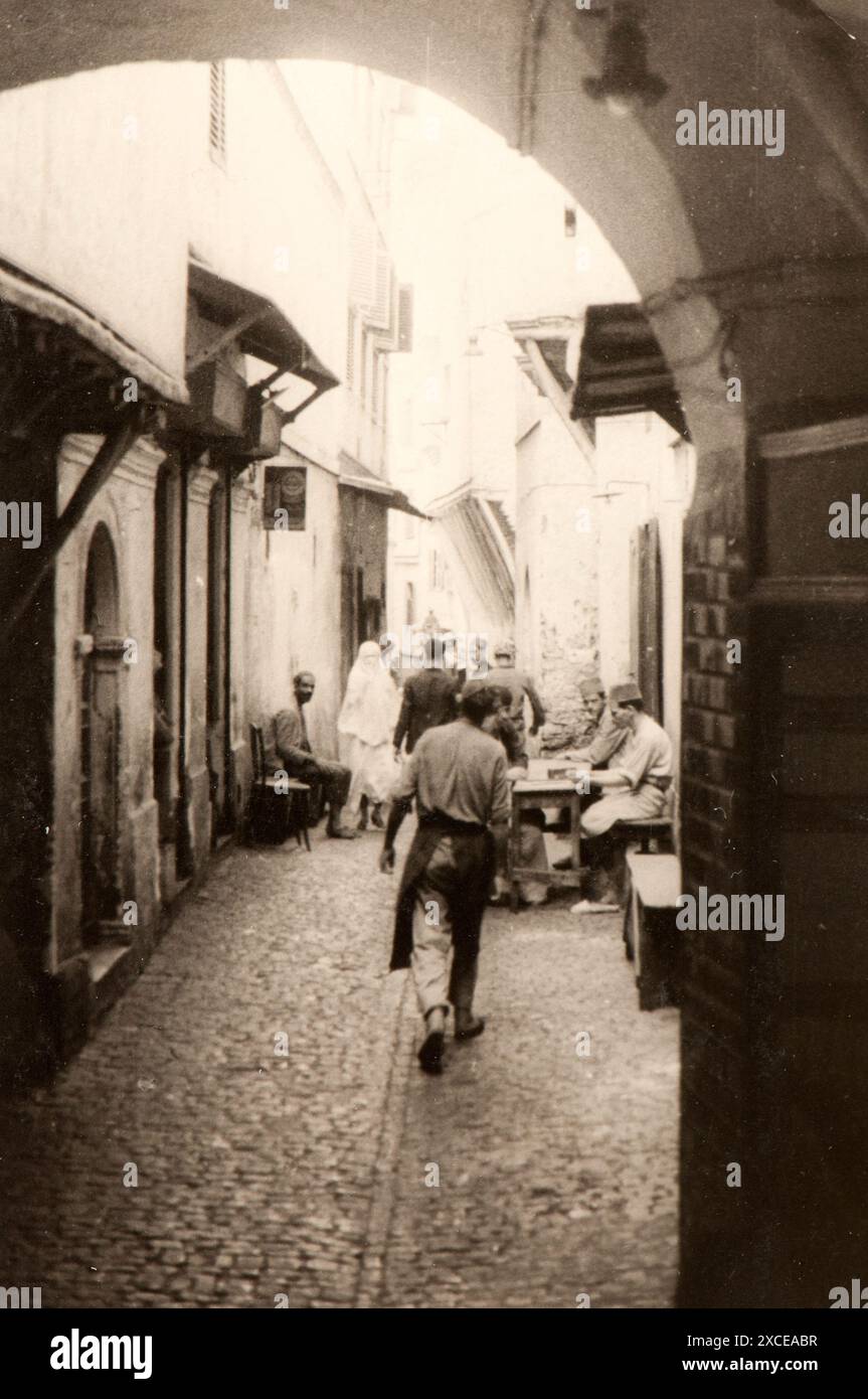 Photo tirée de l'album du voyage en Algérie de la famille juive milanaise au milieu des années trente. En particulier, la photo montre des moments de la vie des personnes vivant dans la Kasbah d'Algeri. Banque D'Images
