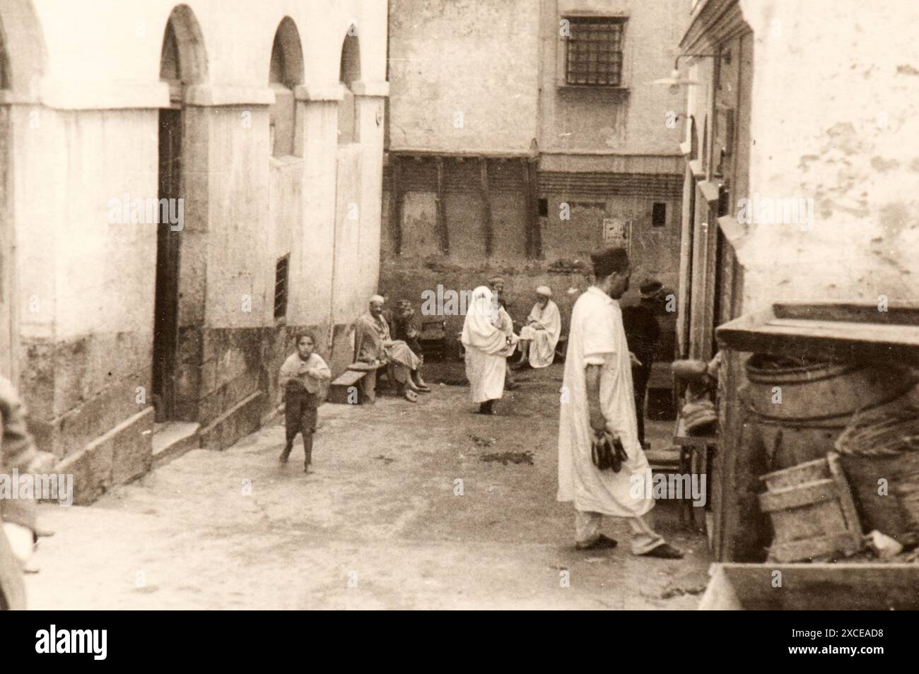 Photo tirée de l'album du voyage en Algérie de la famille juive milanaise au milieu des années trente. En particulier, la photo montre des moments de la vie des personnes vivant dans la Kasbah d'Algeri. Banque D'Images