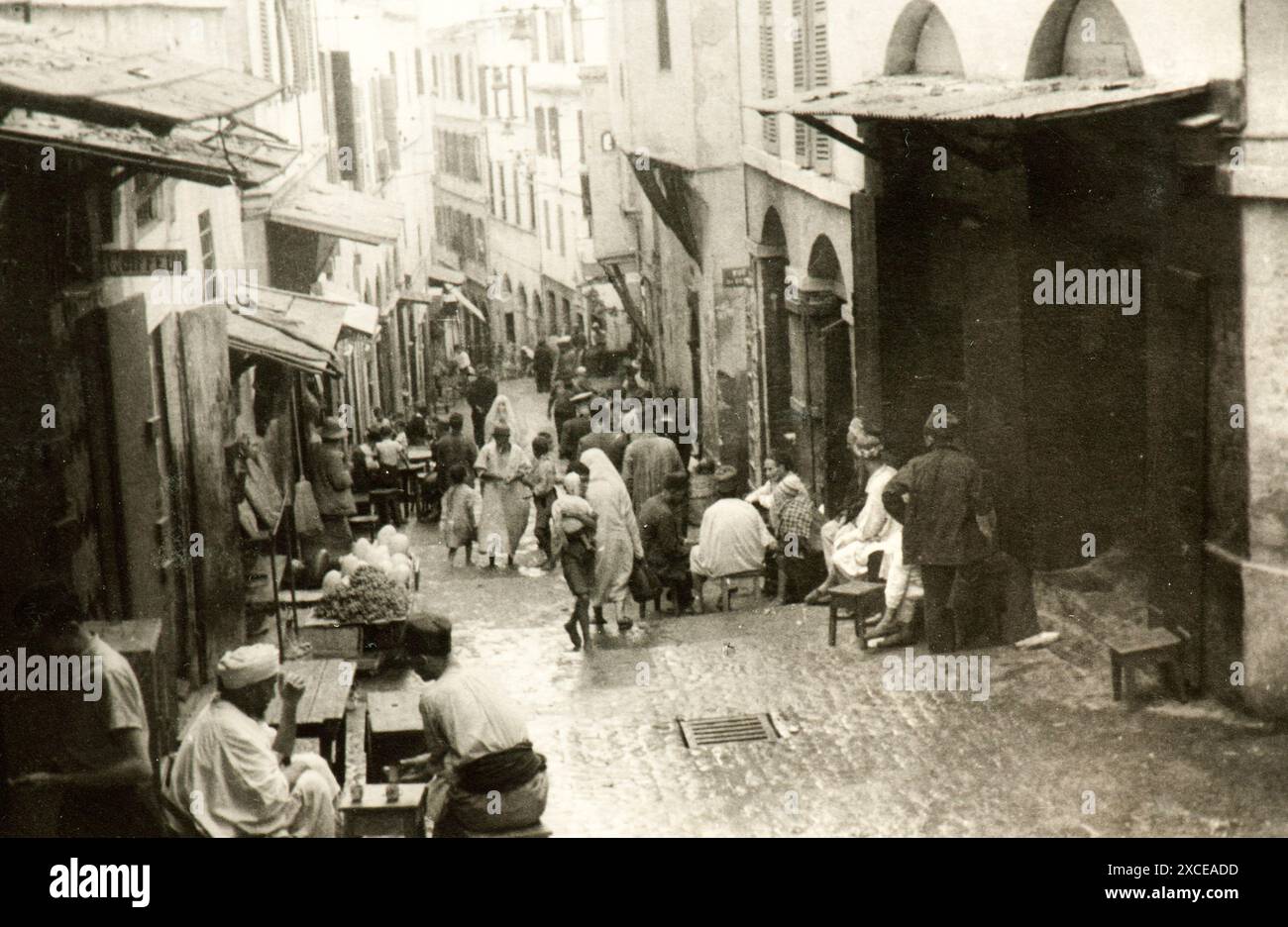 Photo tirée de l'album du voyage en Algérie de la famille juive milanaise au milieu des années trente. En particulier, la photo montre des moments de la vie des personnes vivant dans la Kasbah d'Algeri. Banque D'Images
