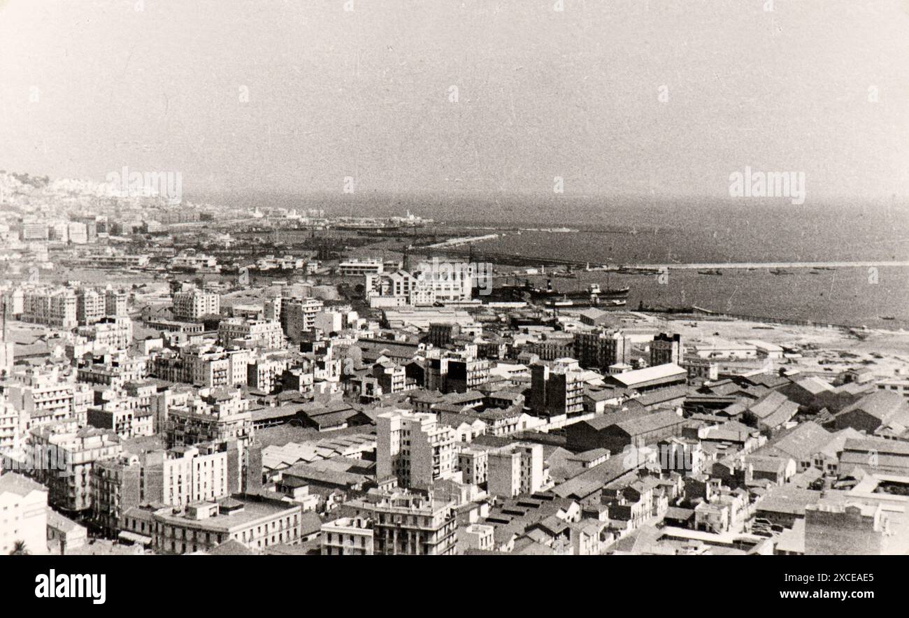 Photo tirée de l'album du voyage de l'Italie à l'Algérie et à Londres de la famille juive milanaise au milieu des années trente. En particulier, la photo montre leur arrivée au port d'Alger (Algérie). Banque D'Images