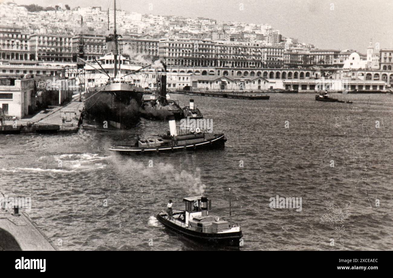 Photo tirée de l'album du voyage de l'Italie à l'Algérie et à Londres de la famille juive milanaise au milieu des années trente. En particulier, la photo montre leur arrivée au port d'Alger (Algérie). Banque D'Images