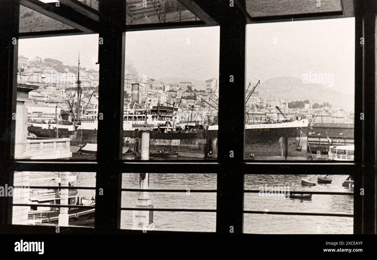 Photo tirée de l'album du voyage de l'Italie à l'Algérie et à Londres de la famille juive milanaise au milieu des années trente. En particulier, la photo montre un paquebot amarré au quai de Gênes. Banque D'Images