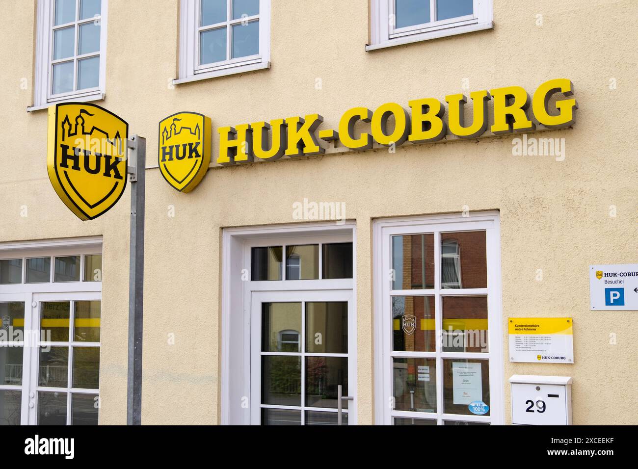 Logo HUK-COBURG assurance sur le bâtiment de l'entreprise de façade, fonds HUK-Coburg d'aide à la responsabilité civile pour les conducteurs en Allemagne, assurance automobile, Goettingen, Allemagne - M. Banque D'Images