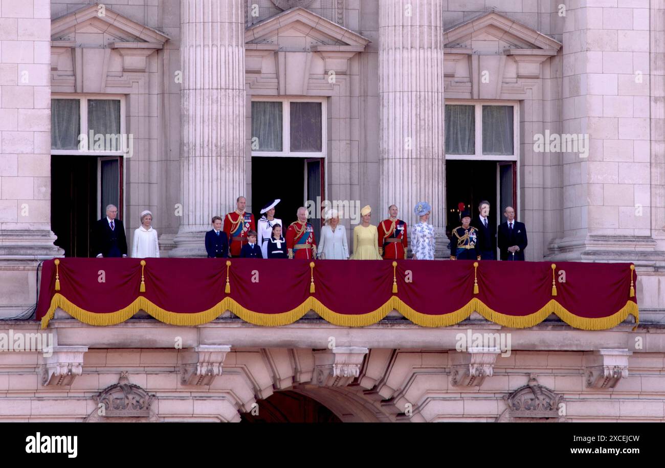 Le roi Charles III la reine Camila et la famille royale sur le balcon Buckingham Palace Westminster Londres après Trooping the Colour Color 2024 Banque D'Images