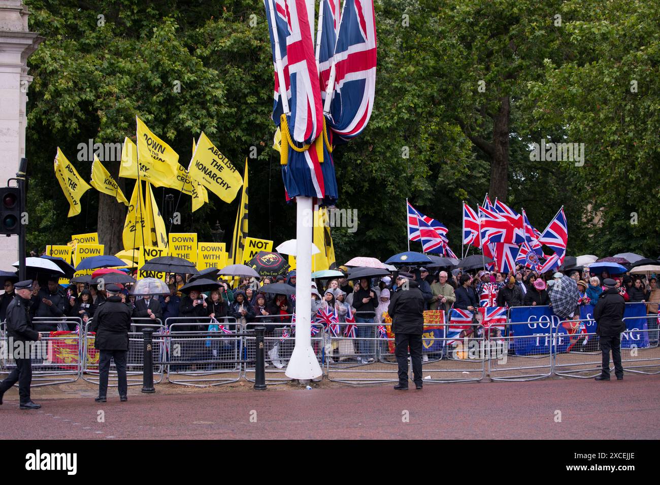 Pas mon roi anti monarchie protestataires et royalistes Trooping the Colour Color London 2024 Banque D'Images